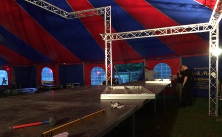 Auf dem Bild sieht man den Bühnenaufbau im Zelt für die Nacht der Gaukler.