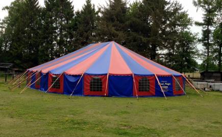 Auf dem Bild sieht man das fertig aufgebaute Zirkuszelt,
				in welchem die Veranstaltung die Nacht der Gaukler stattfindet.