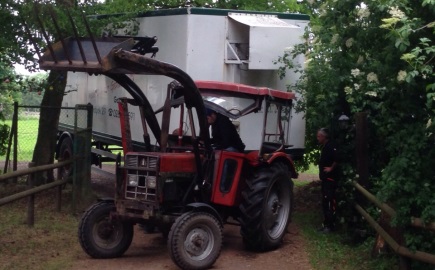 Das Bild zeigt, wie der Kühlwagen um eine enge Kurve manövriert wird.